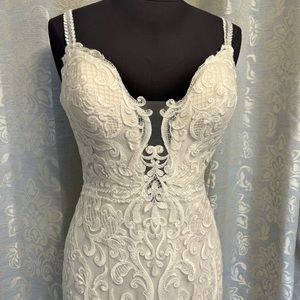 Wedding gown Allure 3213 New Ivory Lace Low cut